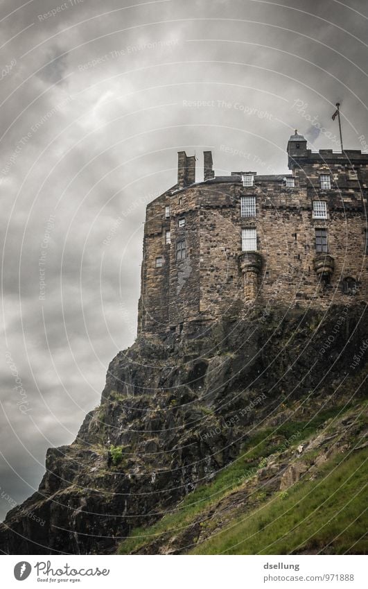 Auf Fels gebaut. Edinburgh Castle Schottland Europa Burg oder Schloss Festung Mauer Wand Sehenswürdigkeit Wahrzeichen alt Bekanntheit dunkel eckig fest groß