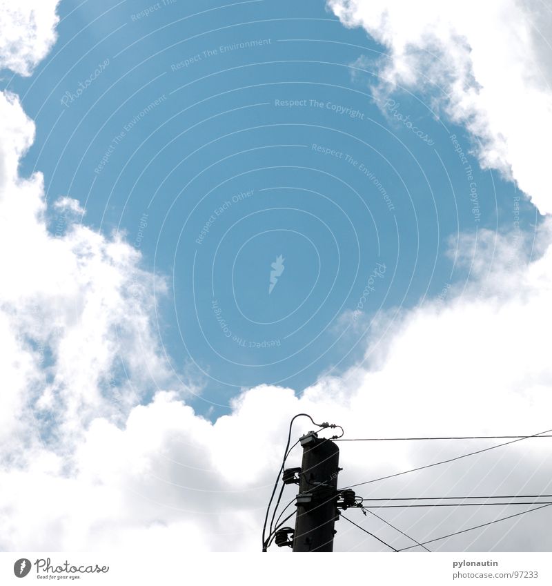 Stromlinienförmig eins Wolken Elektrizität weiß Strommast Himmel blau Kabel Technik & Technologie