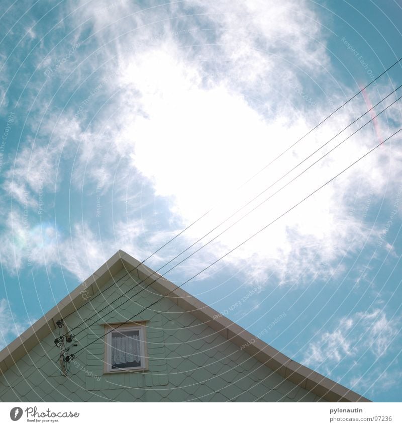 stromlinienförmig drei Wolken Elektrizität weiß Strommast Haus türkis Fenster Himmel blau Kabel Technik & Technologie