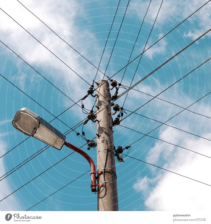 stromlinienförmig vier Wolken Elektrizität weiß Strommast Laterne Straßenbeleuchtung Licht Himmel blau Kabel Technik & Technologie