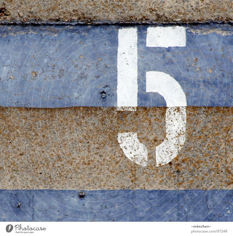 fünf, five, cinq, cinco, vijf,... 5 Ziffern & Zahlen weiß braun Mauer Teilung Platz zählen Verkehrswege cinque &#960 &#941 &#957 &#964 &#949 white blau Rost