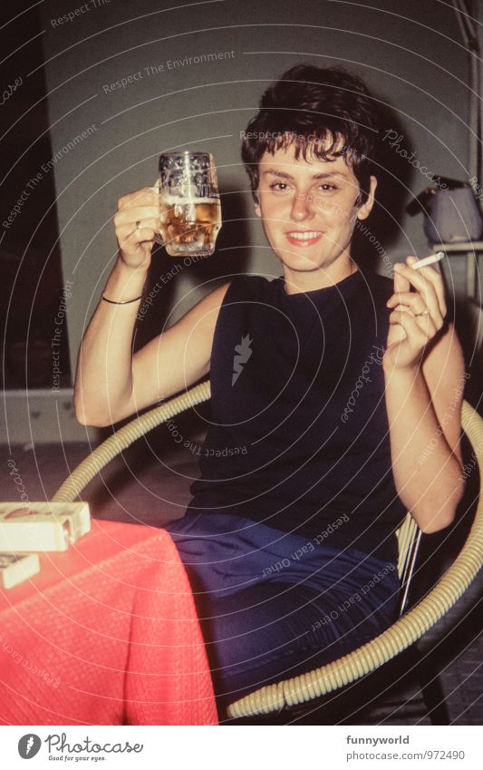 heut feier ich Bier Bierglas Freude Nachtleben Feste & Feiern trinken Rauchen Junge Frau Jugendliche Erwachsene 1 Mensch 18-30 Jahre Lächeln lachen Fröhlichkeit