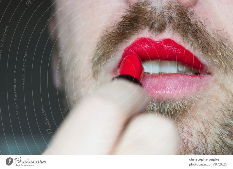 Liberté schön Kosmetik Schminke Lippenstift maskulin feminin androgyn Homosexualität Mann Erwachsene Mund Bart 1 Mensch Dreitagebart rebellisch Erotik Klischee