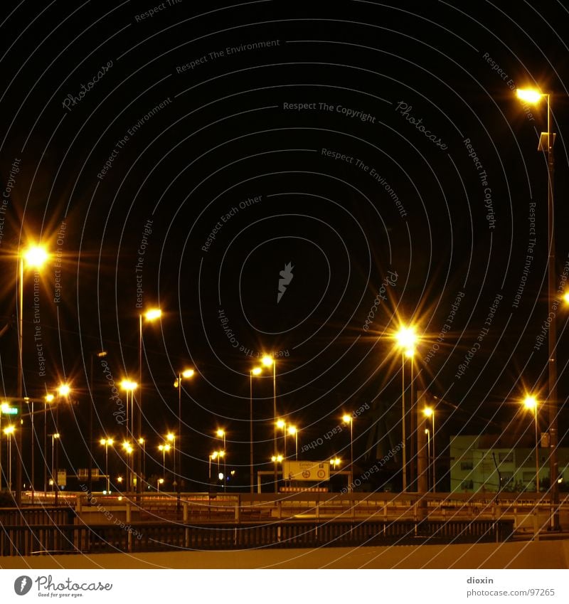 Dead City Lights Farbfoto Außenaufnahme Menschenleer Textfreiraum oben Nacht Kunstlicht Licht Langzeitbelichtung Brücke Verkehr Verkehrswege Straßenverkehr