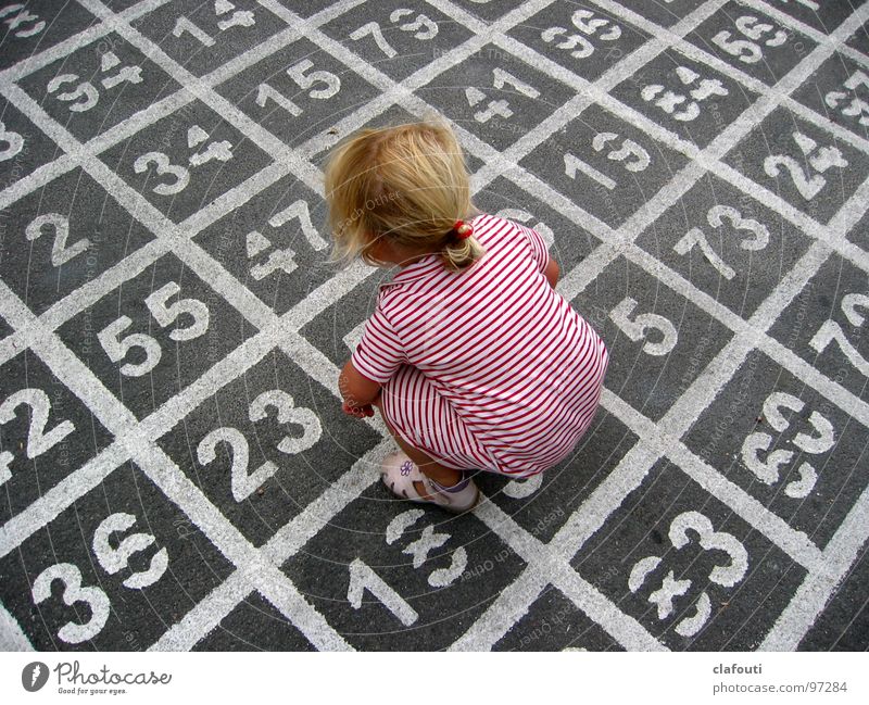 (7*5)+11-4=? Farbfoto Außenaufnahme Tag Vogelperspektive Spielen Kind Mädchen Kleid Ziffern & Zahlen hocken Kindheit Asphalt rechnen Mathematik PISA-Studie