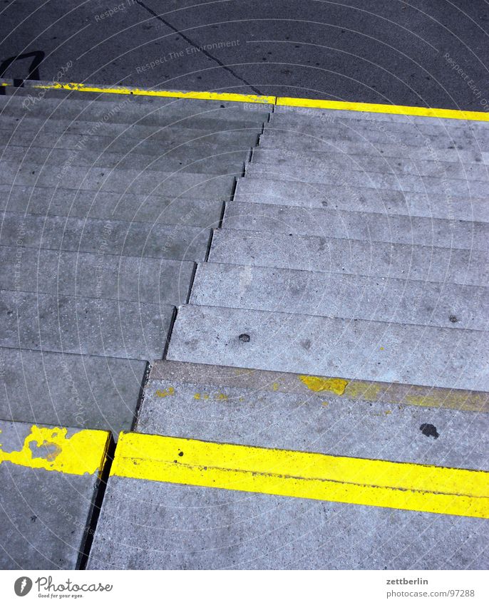 Treppe abwärts aufwärts aufsteigen Abstieg Niveau Etage Zugang gelb signalgelb Fuge Detailaufnahme Stein Mineralien Verschiedenheit Bahnhof Wege & Pfade