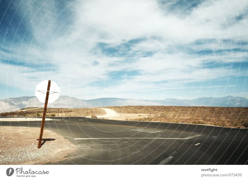 schief Umwelt Natur Landschaft Pflanze Tier Erde Sand Sonne Sommer Wärme Dürre Wüste Death Valley National Park Straße heiß schutzlos Verkehrszeichen Fahrbahn