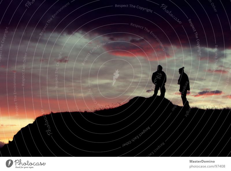 Bommelmützensilhouette Sonnenuntergang Gegenlicht Mann Hügel stehen Wolken schlechtes Wetter gemütlich Physik Freundschaft Island Vertrauen Silhouette Mensch
