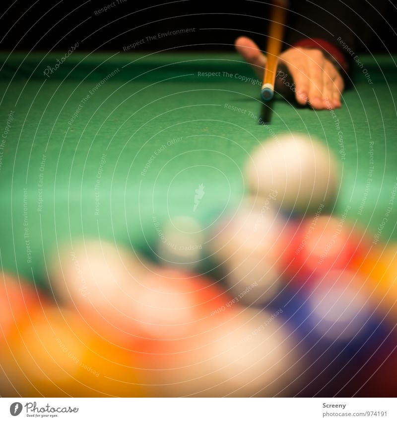 Anvisiert... Freizeit & Hobby Spielen Billardkugel Queue Sport Poolbillard Hand mehrfarbig grün Freude Sportveranstaltung zielen Farbfoto Innenaufnahme