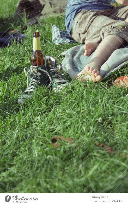 Chillin' mit Limo Freizeit & Hobby Mädchen Junge Jugendliche Beine Fuß Zehen 1 Mensch Gras Schuhe Chucks Flasche Trinkhalm Glas Erholung Sommerferien Park