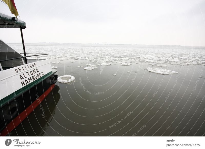 Hamburg on ice Natur Landschaft Wasser Küste Flussufer Elbe Menschenleer Schifffahrt Binnenschifffahrt Passagierschiff Fähre Gelassenheit ruhig Einsamkeit kalt