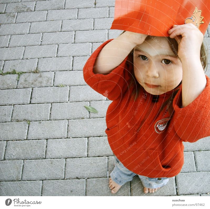 .. vielleicht regnets noch? .. Barfuß Kind Kleinkind Mädchen Kindheit Kindererziehung rot Papier Mütze Kopfbedeckung dreckig angemalt Langeweile Straße Fuß
