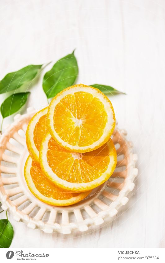 Geschnittene Orangen mit Blättern in weißer Schüssel Lebensmittel Gemüse Ernährung Frühstück Bioprodukte Vegetarische Ernährung Diät Saft Schalen & Schüsseln