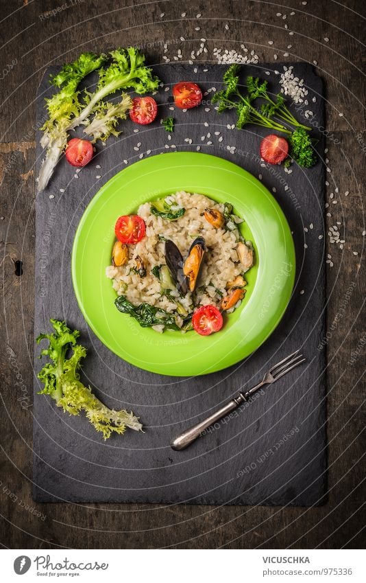 Risotto mit Miesmuscheln, Tomaten und grünem Salat . Lebensmittel Meeresfrüchte Gemüse Salatbeilage Kräuter & Gewürze Ernährung Mittagessen Festessen