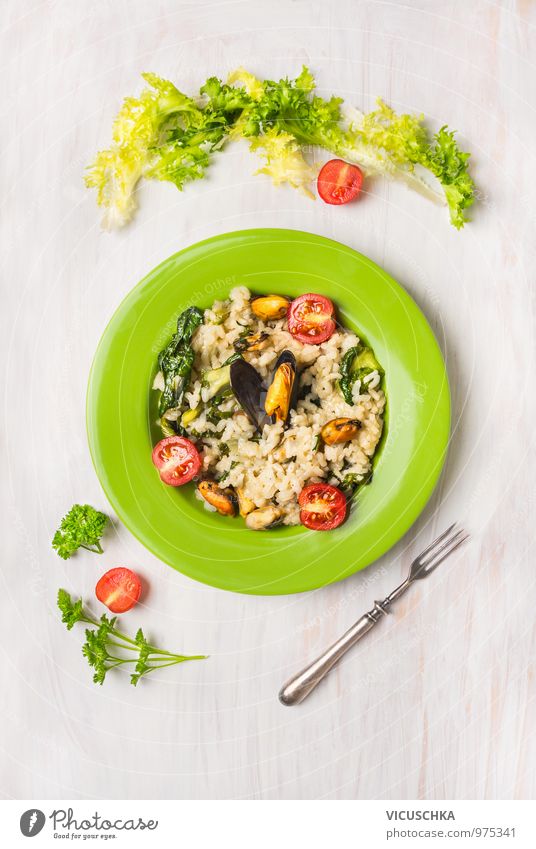 Risotto mit Muscheln, grünem Salat und Tomaten Lebensmittel Meeresfrüchte Kräuter & Gewürze Mittagessen Festessen Bioprodukte Vegetarische Ernährung Diät