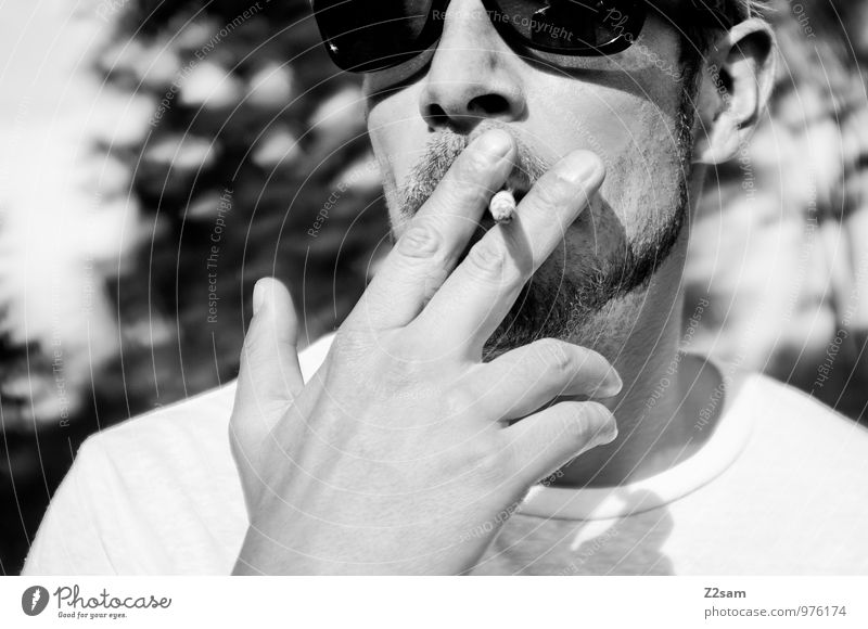 C. Lifestyle elegant Stil maskulin Junger Mann Jugendliche 30-45 Jahre Erwachsene T-Shirt Baseballmütze Bart Denken Erholung genießen Rauchen Blick stehen