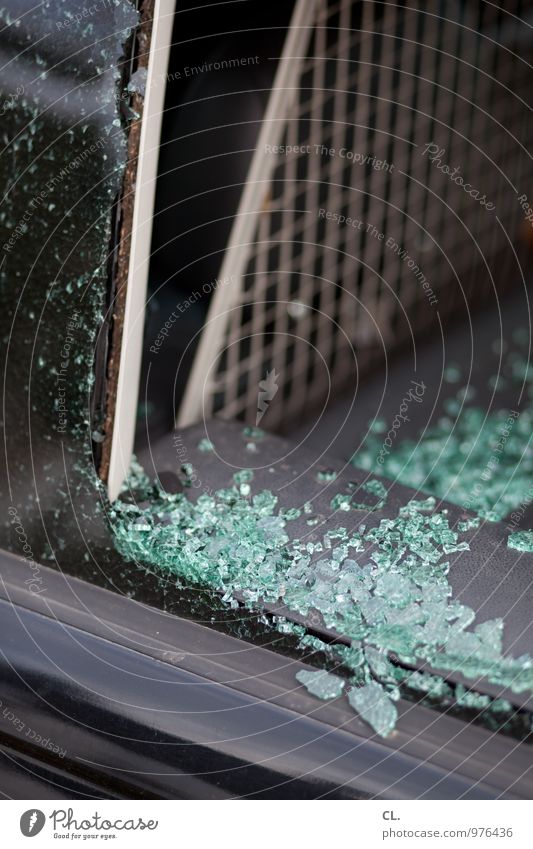 crash PKW Autofenster Scherbe Unfall Glas kaputt Angst gefährlich bedrohlich Missgeschick Sicherheit Zerstörung Farbfoto Außenaufnahme Menschenleer Tag