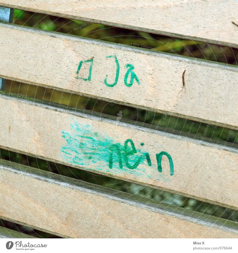 Guter Vorsatz Stuhl Park Holz Schriftzeichen Graffiti Gefühle Stimmung Zusammensein Liebe Verliebtheit Romantik Interesse Hoffnung Liebesaffäre ja nein