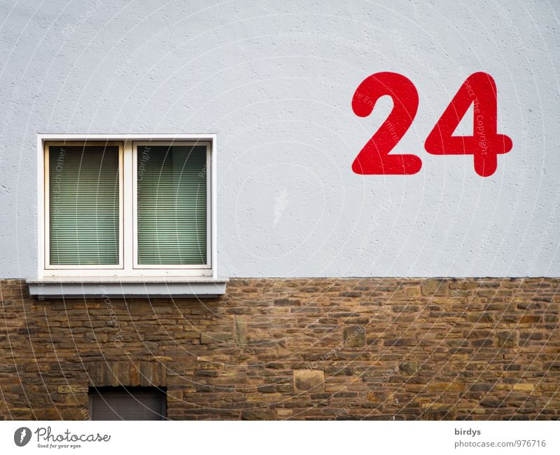 24, rote , große Zahl auf Hauswand. Hausnummer Mauer Wand Fassade Fenster Ziffern & Zahlen ästhetisch außergewöhnlich skurril Stil Stadt Häusliches Leben
