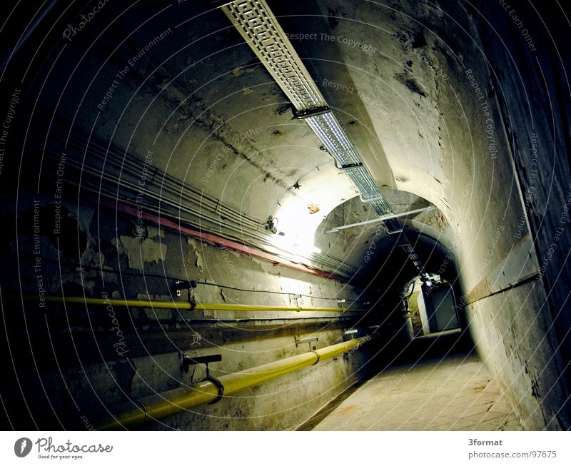 untergrund Tunnel Keller Untergrund geheimnisvoll Geheimgang Einsamkeit gruselig Regen Horrorfilm fremd Versorgung Schacht feucht kalt Kellergewölbe