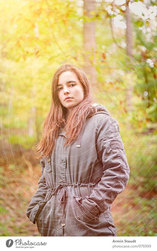 Porträt - Wald - Herbst Lifestyle Stil schön Mensch feminin Frau Erwachsene Jugendliche 1 13-18 Jahre Kind Natur Parka langhaarig stehen authentisch einfach