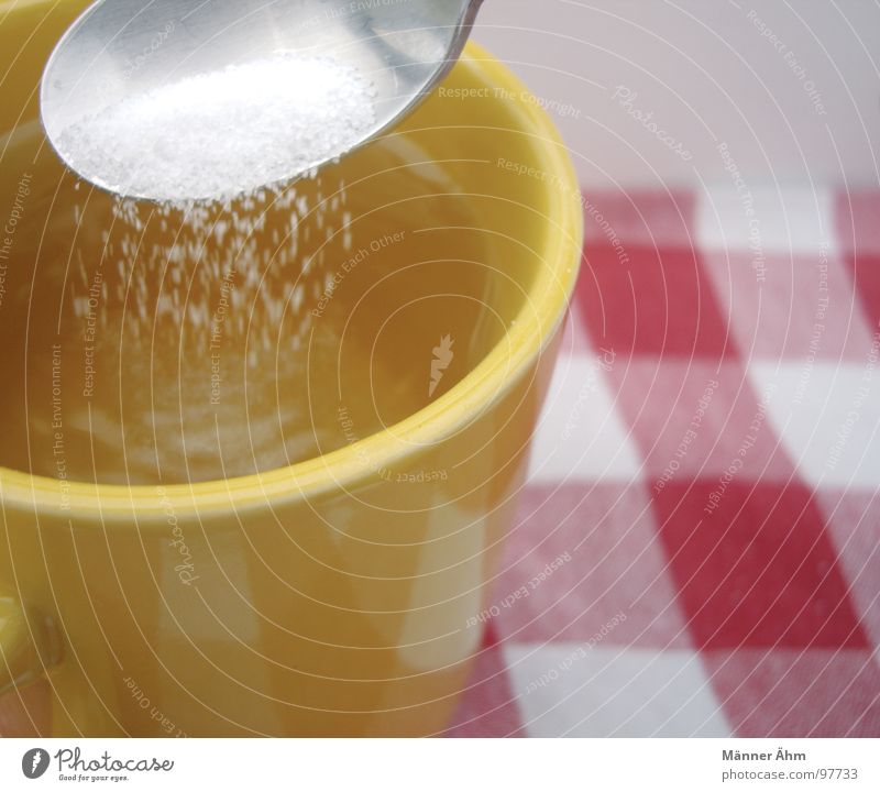 Ein bisschen Zucker? Löffel Tasse heiß gelb weiß rot trinken Tee Decke rühren kariert