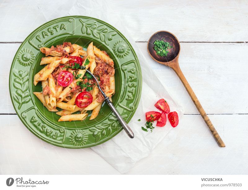 Penne Pasta mit Thunfisch und Tomatensauce in grünem Teller Lebensmittel Fisch Gemüse Kräuter & Gewürze Ernährung Mittagessen Abendessen Bioprodukte