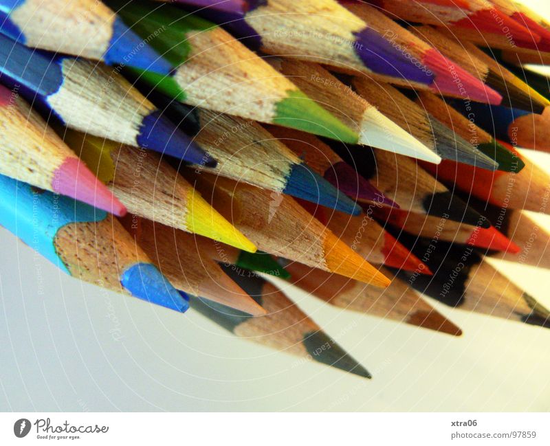 was darf ich jetzt ausmalen? Schreibstift Farbstift mehrfarbig Haufen mehrere Zusammensein gespitzt Holz Regenbogen Dinge viele zeichnen streichen Spitze
