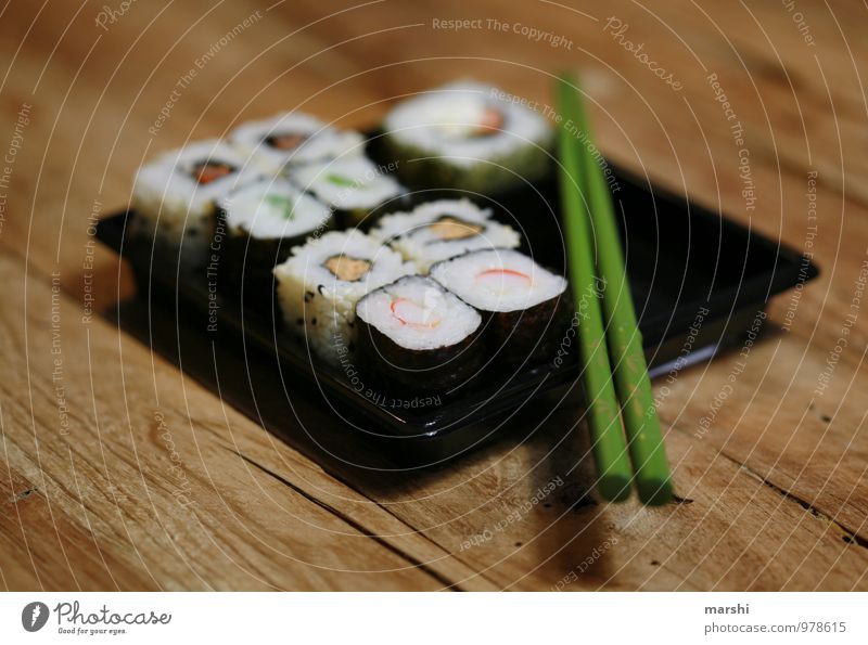 SUSHIBOX II Lebensmittel Ernährung Essen Mittagessen Fingerfood Sushi Asiatische Küche Gefühle Stimmung Essstäbchen Kasten Fisch Holztisch Appetit & Hunger