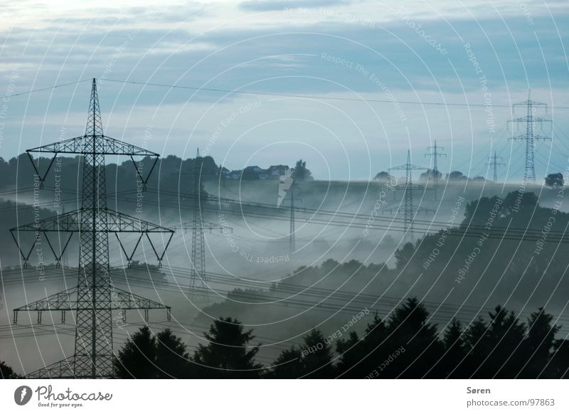 keine Ahnung Elektrizität Holz Nebel Sauerland Wald Erholung Landschaft Energiewirtschaft Klima Kabel Strommast blau