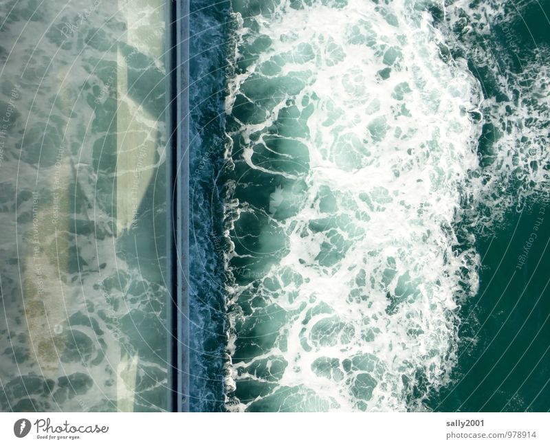 aufgewühlt... Wasser Wellen Meer Schifffahrt Kreuzfahrt bedrohlich Flüssigkeit frisch maritim nass oben unten weiß unruhig Gischt sprudelnd Meerwasser