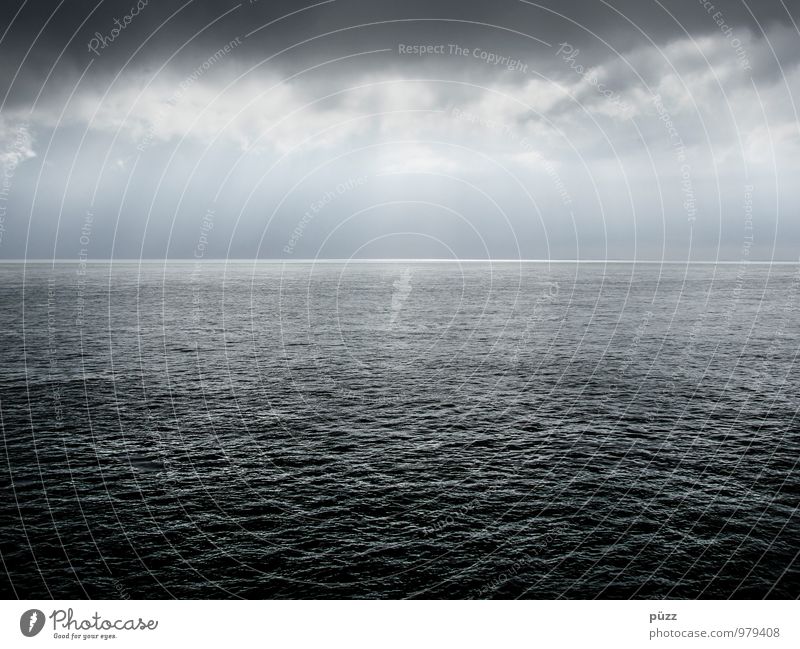 Nordsee Umwelt Landschaft Urelemente Luft Wasser Wolken schlechtes Wetter Wellen Meer bedrohlich dunkel frei Unendlichkeit kalt maritim blau grau weiß Fernweh
