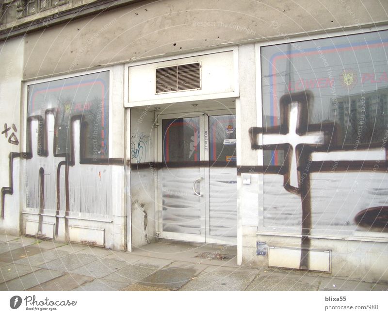 Closed Shop - Leipzig Verfall Schmiererei Ladengeschäft sprühen Schandfleck Kunst Stadt Schaufenster Spray Architektur Graffiti Rücken dicht gemacht Einsamkeit