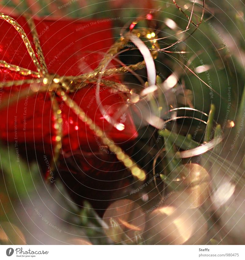 Vorfreude in der Weihnachtszeit Geschenk Weihnachtsgeschenk rot und gold Bescherung Glanz Frohe Weihnachten goldglänzend glitzer glitzern Geschenkverpackung