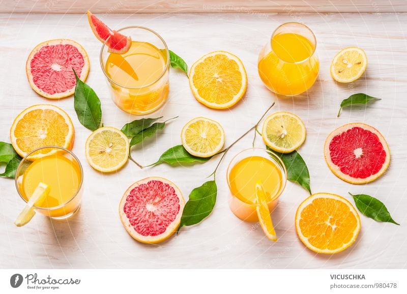 Zitrus Säfte und Stücke von Orange, Grapefruit und Zitrone Lebensmittel Frucht Ernährung Bioprodukte Vegetarische Ernährung Diät Getränk Saft Glas Stil Design