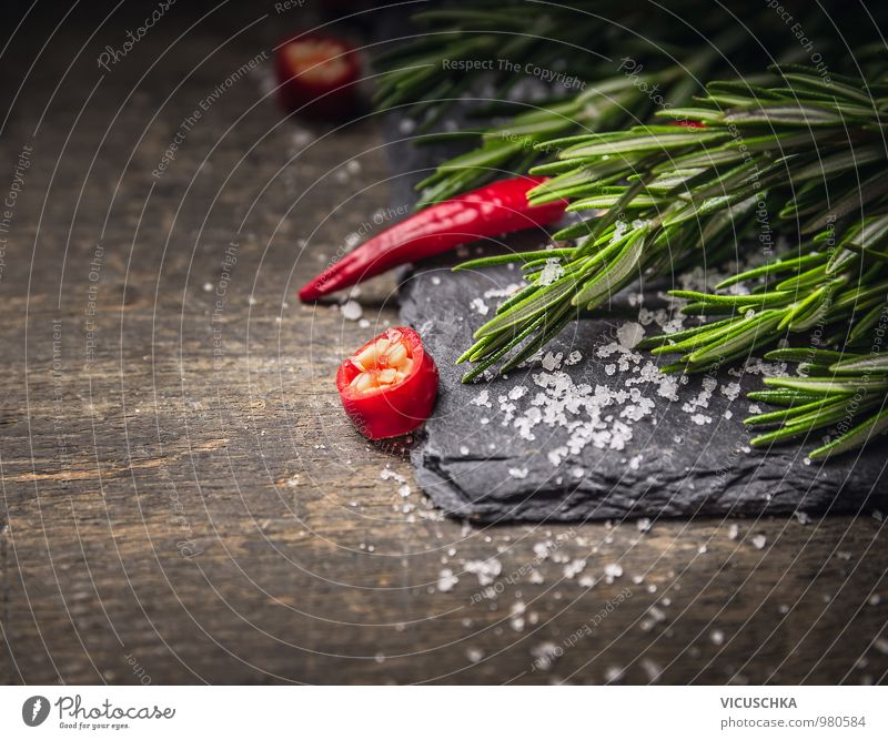 Rosmarin und Chili mit Salz auf dunkler Schiefer Lebensmittel Kräuter & Gewürze Ernährung Bioprodukte Vegetarische Ernährung Diät Stil Design Gesunde Ernährung