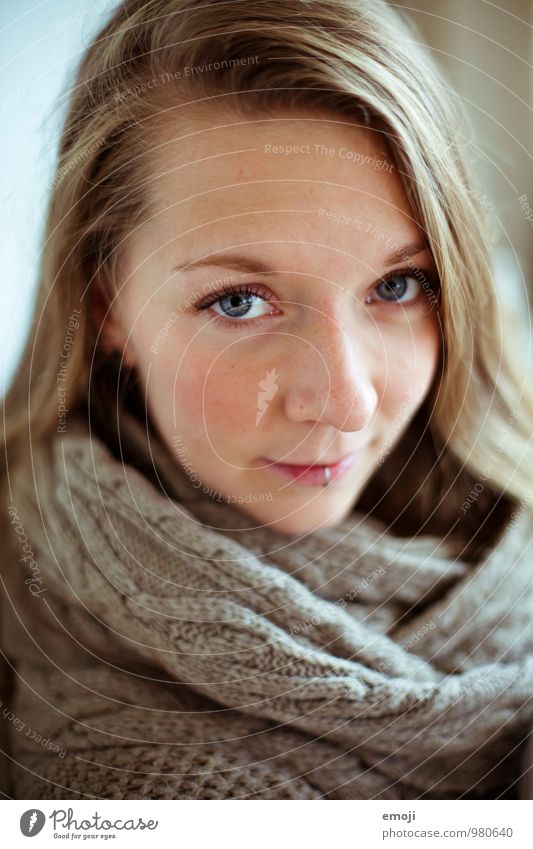 * feminin Junge Frau Jugendliche Gesicht 1 Mensch 18-30 Jahre Erwachsene einzigartig Farbfoto Innenaufnahme Tag Schwache Tiefenschärfe Porträt