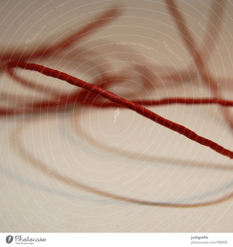 Roter Faden durcheinander rot Unschärfe Knoten verwickeln Faden verlieren Faser unklar Makroaufnahme Nahaufnahme Erfolg Konzentration Nähgarn Schnur liegen
