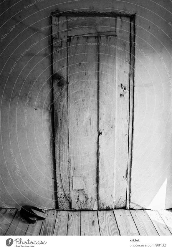 alte türe schwarz weiß Holz grau Schuhe Holzfußboden Wand historisch Tür Armut Sonne ländlich Raum Beton Schwarzweißfoto Menschenleer Holztür Licht & Schatten