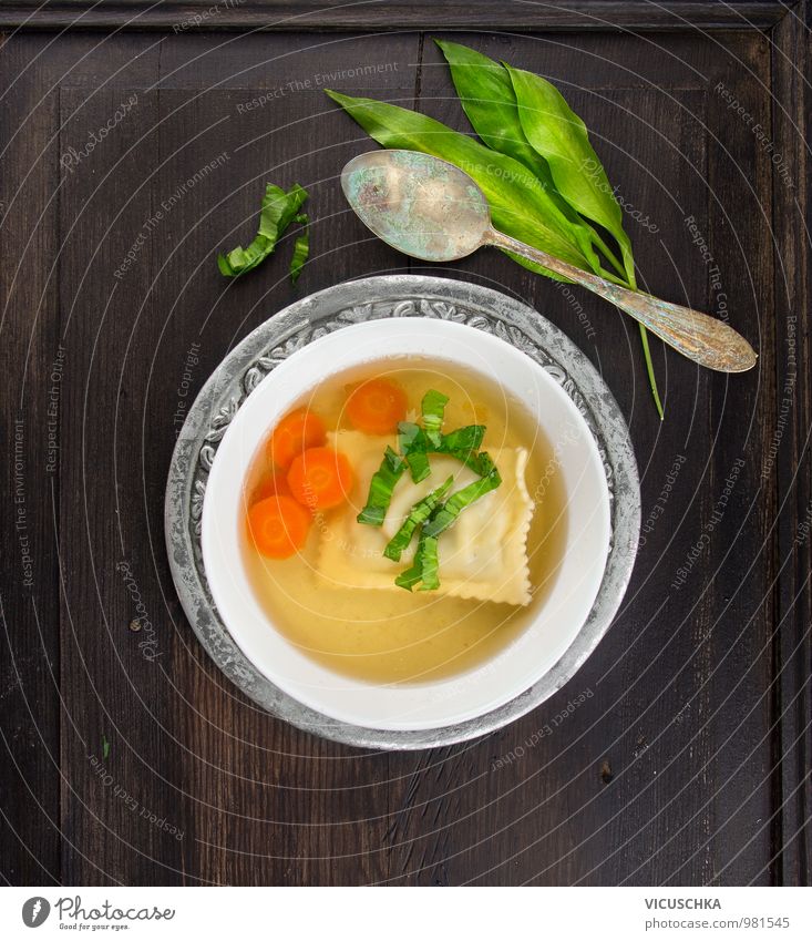 Klare Suppe mit Maultaschen, Karotten und Bärlauch Lebensmittel Gemüse Teigwaren Backwaren Eintopf Kräuter & Gewürze Ernährung Mittagessen Geschirr Teller