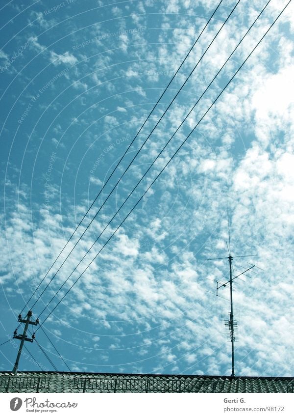 _//_____l__ Elektrizität Energiewirtschaft himmelblau Wolken Altokumulus floccus Stromlinie Dach Dachfirst Antenne Dachziegel Leitung diagonal Oberleitung