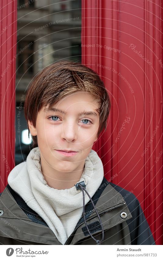 Porträt - Tür - Rot Lifestyle Stil schön Zufriedenheit Mensch maskulin Jugendliche Gesicht 1 13-18 Jahre Kind Fenster authentisch Freundlichkeit listig positiv