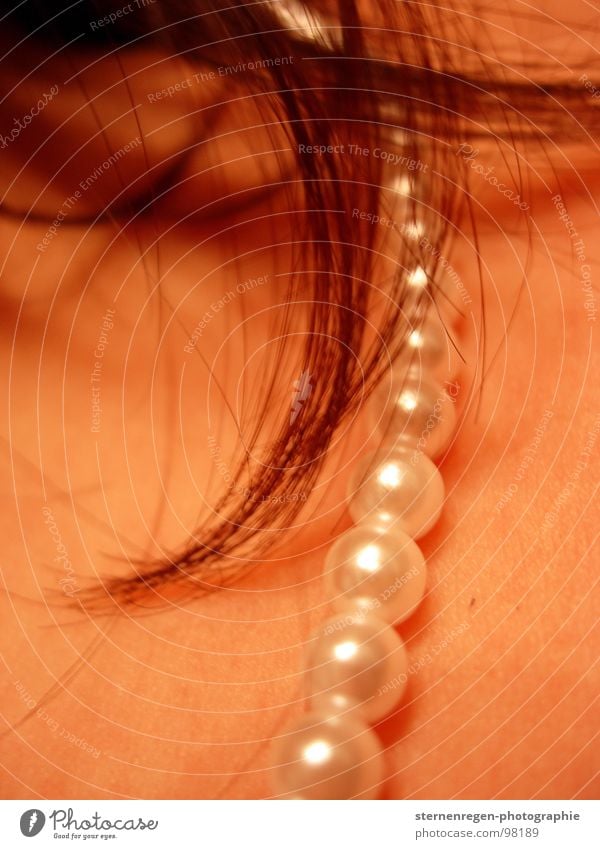 skin & pearls. Perle Perlenkette Haarsträhne Physik Warme Farbe Schmuck Frau Makroaufnahme Nahaufnahme Haut Haare & Frisuren Wärme
