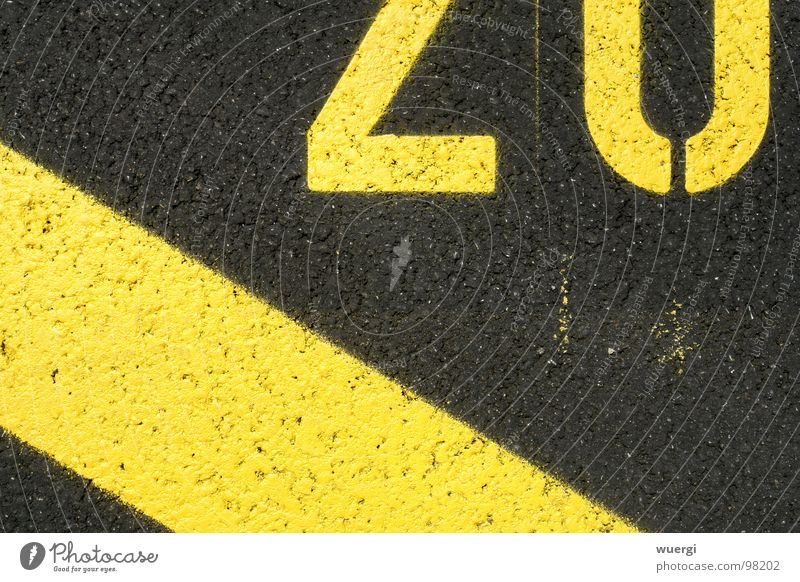 nummer 20 gelb schwarz Parkplatz Ziffern & Zahlen strassenbeschriftung parking lot black
