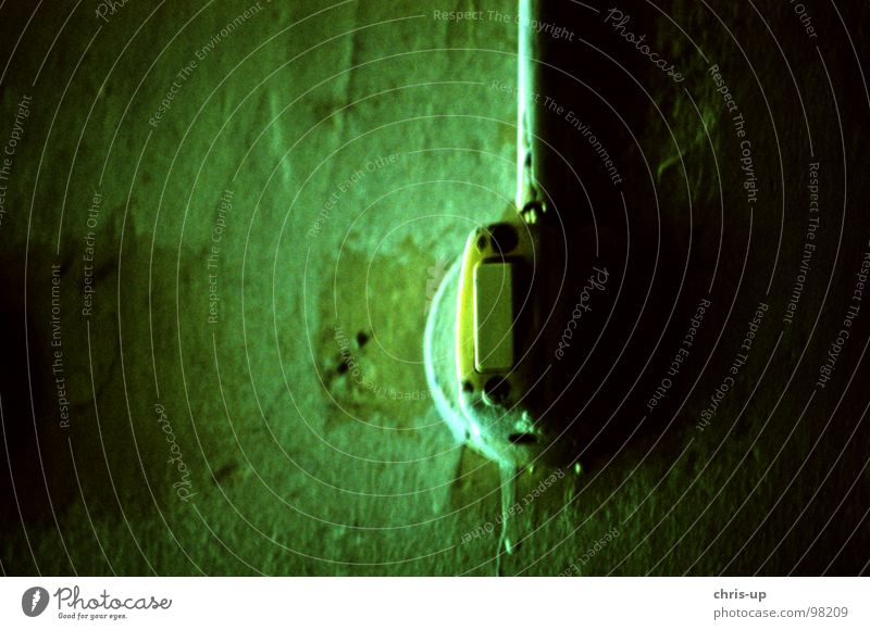 Mach das Licht an, Baby! Lichtschalter Schalter Elektrizität Lampe Wand grün Schraube Steckdose dunkel aktivieren gruselig Horrorfilm Schrecken Peru Südamerika