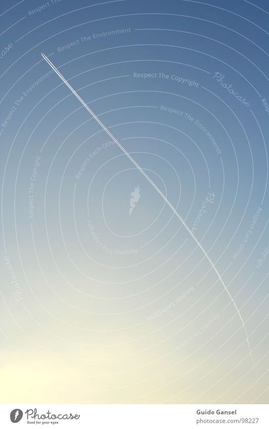 Silberstreif eines Flugzeuges Kondensstreifen steil aufsteigen Luftverkehr Himmel Blauer Himmel Beginn