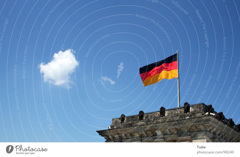 Verpuffung Gebäude grau Regierung Legislative Deutschland Deutscher Bundestag Wolken weiß klein Fahne schwarz rot Deutsche Flagge Regierungssitz Gemäuer Beton