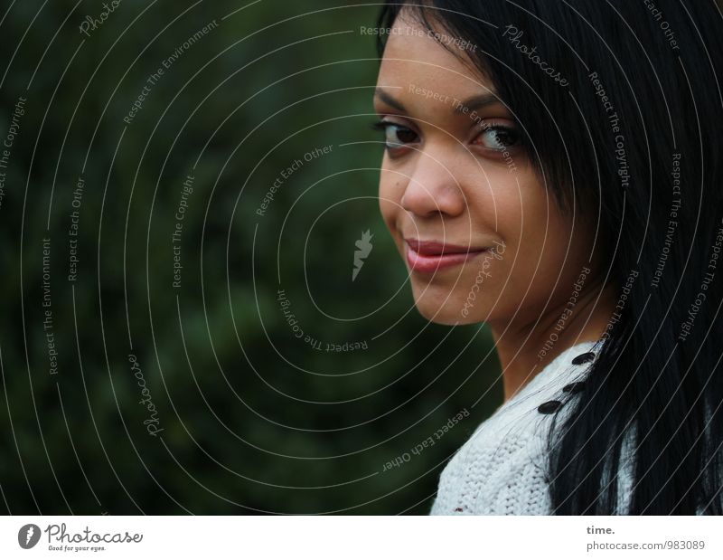 Roxana feminin Junge Frau Jugendliche 1 Mensch Park schwarzhaarig langhaarig beobachten Lächeln Blick warten schön Glück Zufriedenheit Lebensfreude selbstbewußt