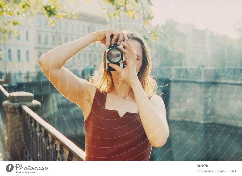 High Noon Freude Fotografie Ferien & Urlaub & Reisen Städtereise Fotokamera Spiegelreflexkamera Mensch feminin Junge Frau Jugendliche Erwachsene 1 18-30 Jahre