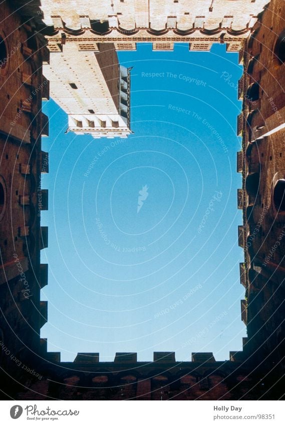 Himmel über Siena Italien Palio Toskana Ferien & Urlaub & Reisen aufsteigen hoch Wahrzeichen Denkmal Kunst Kultur Innenhof aufwärts Turm Torre del Mangia blau